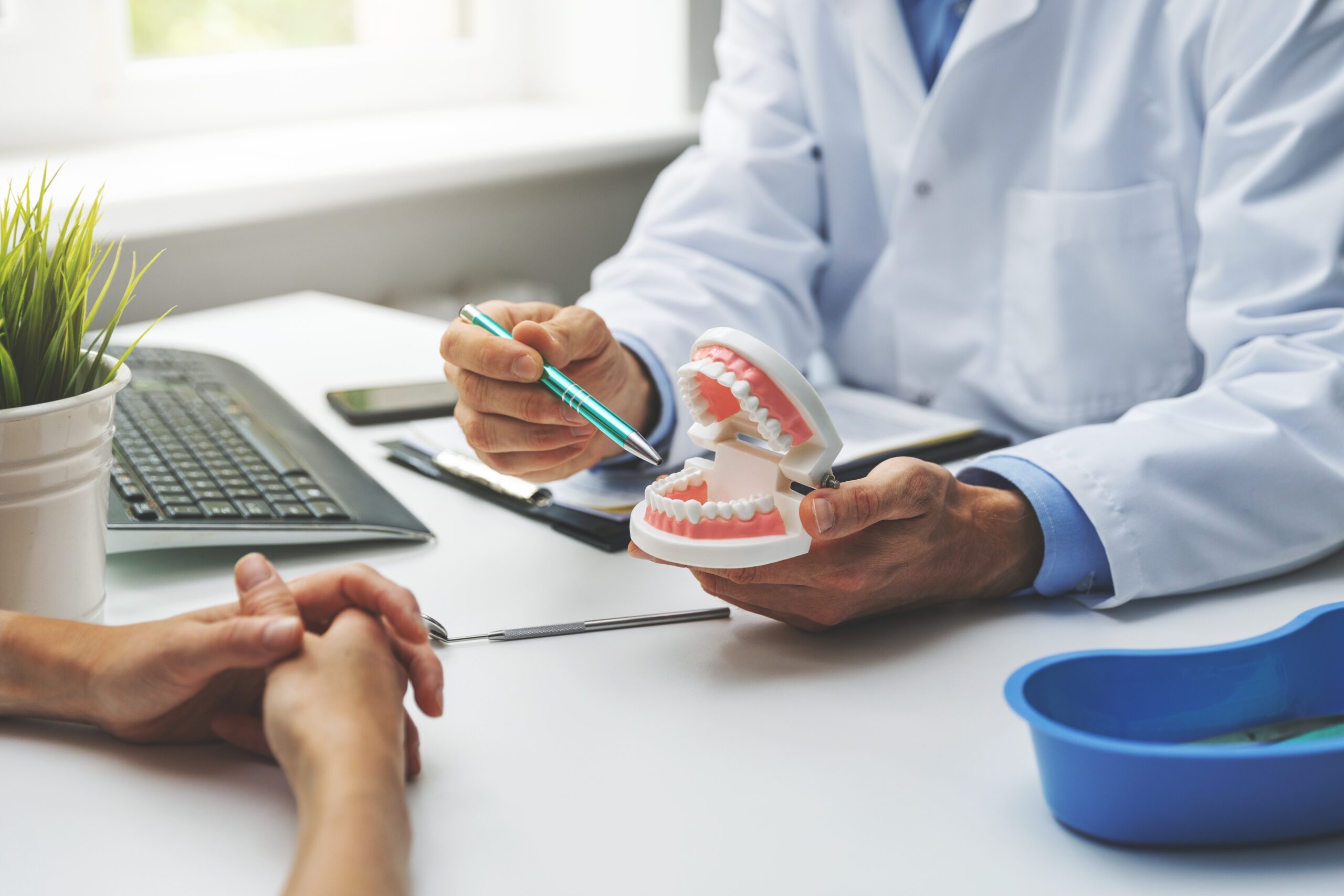 How To Handle An Emergency Denture Repair